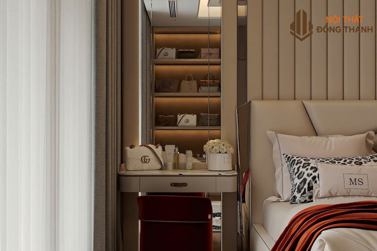 Tủ quần áo cùng bàn trang điểm bố trí gọn gàng