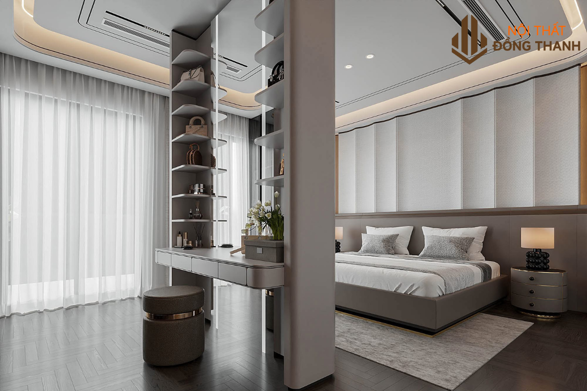 Phòng ngủ có ban công riêng cùng với cửa sổ rộng