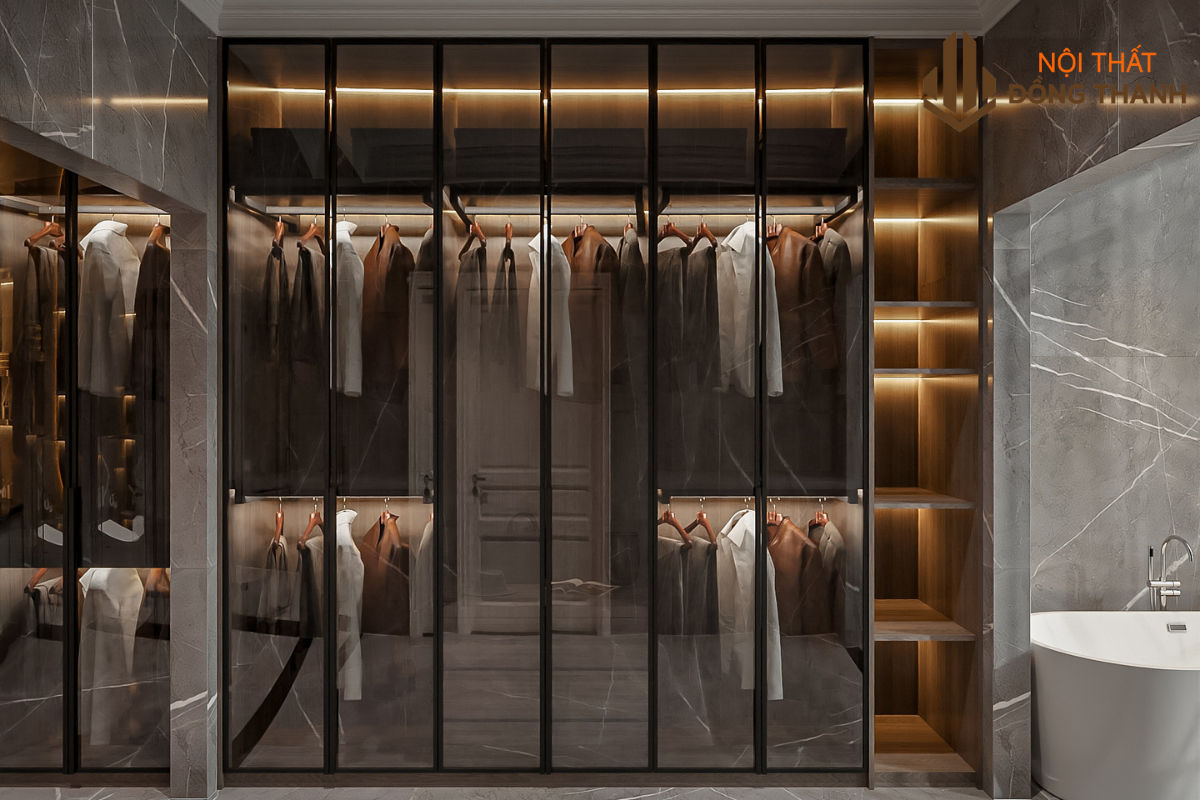 Phòng thay đồ rộng rãi với tủ âm tường và đèn led chạy dọc