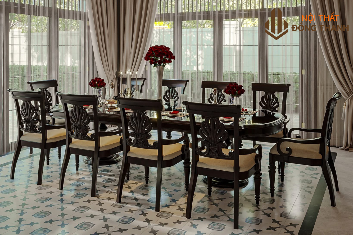 Bàn ăn gỗ với các chi tiết chạm khác nổi bật