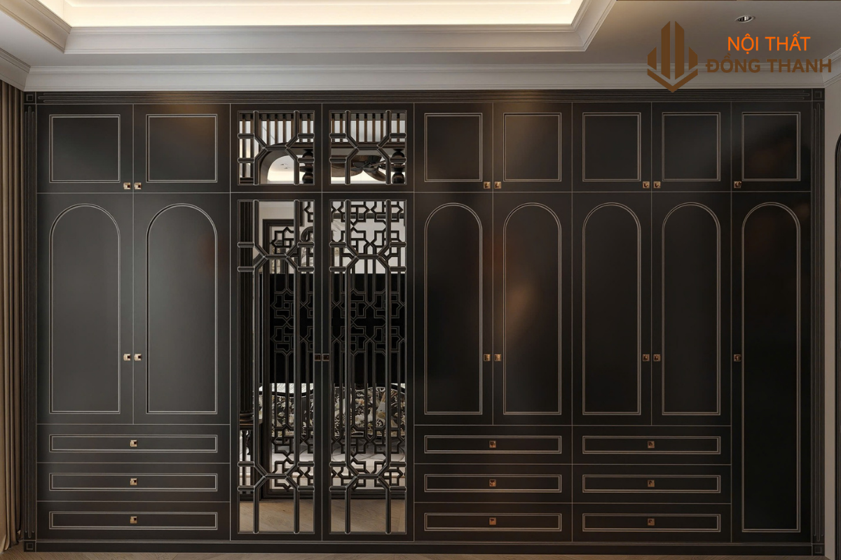 Bàn trang điểm và tủ đồ đầy đủ tiện nghi