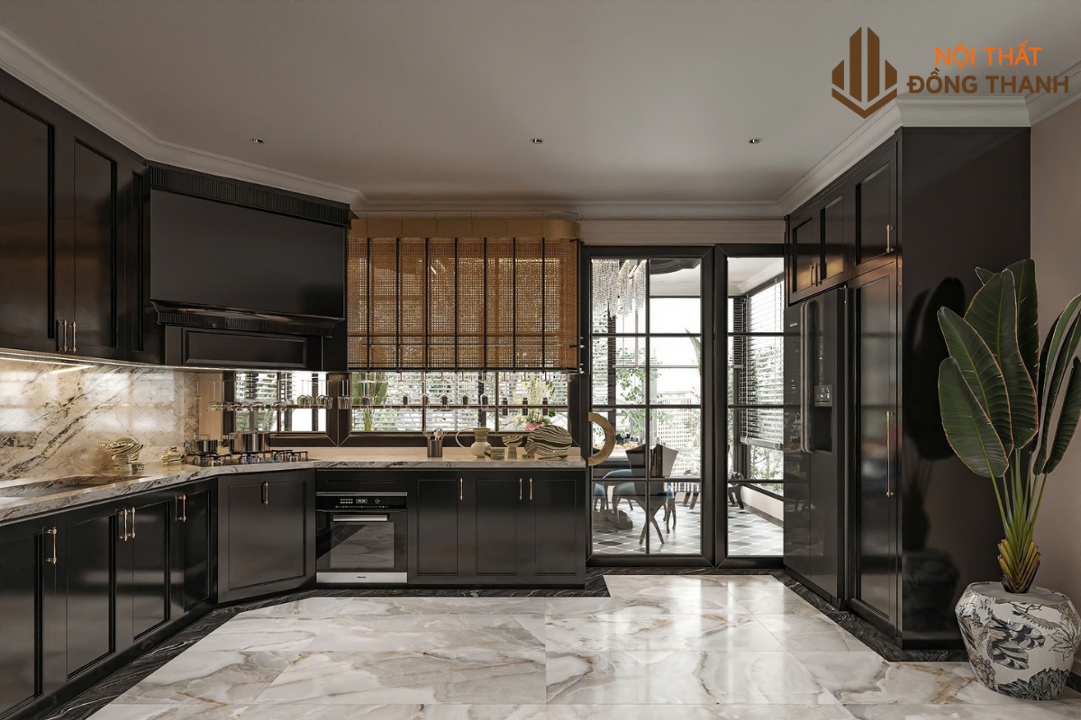 Phòng bếp thông với phòng ăn bằng hệ cửa lớn