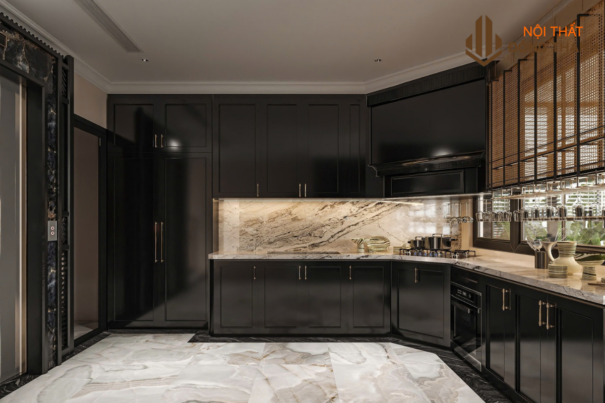 Không gian phòng bếp cổ điển với tone màu đen chủ đạo