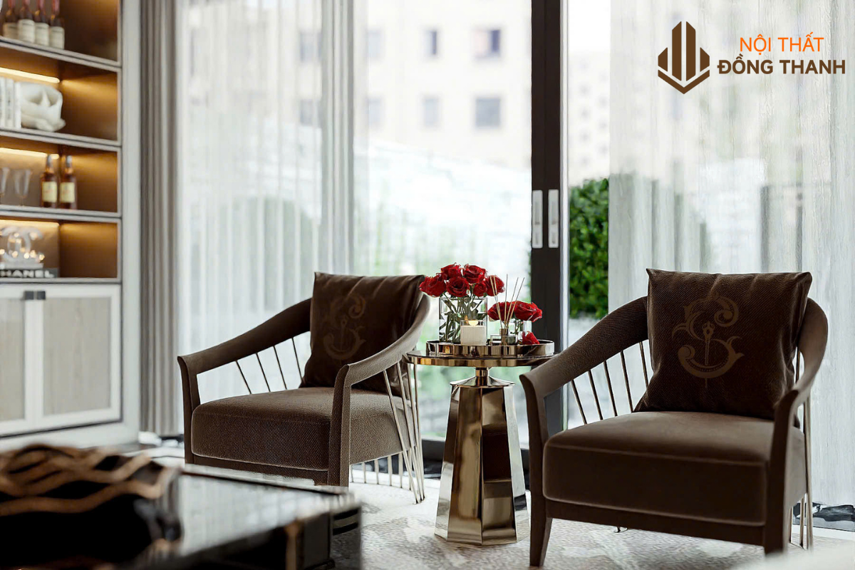 Bàn ghế cao cấp, không gian thoáng lấy sáng tự nhiên