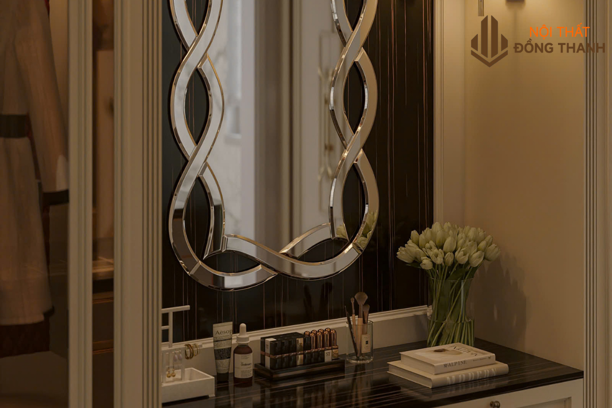 Có bàn trang điểm trong phòng giúp gia chủ thuận tiện khi dùng