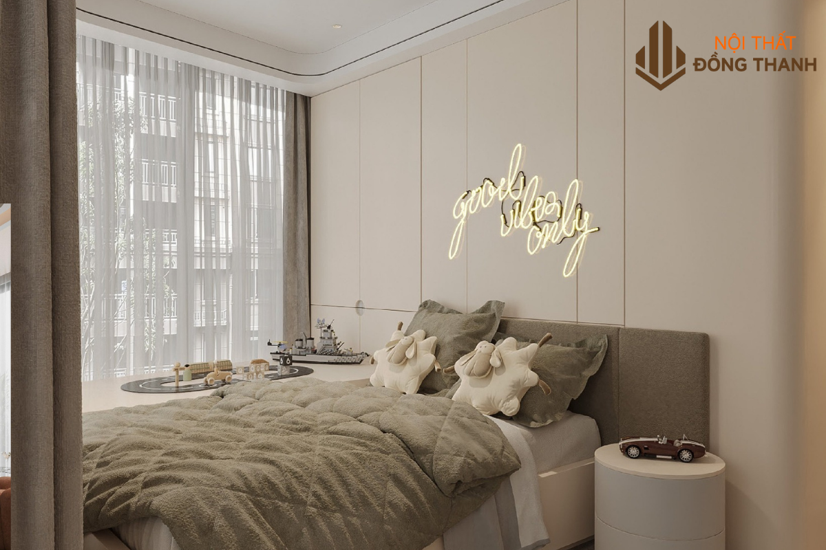 Phòng ngủ bé gái với gam màu pastel nhẹ nhàng, có cửa sổ lấy sáng tự nhiên