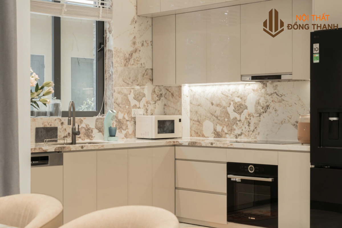 Hệ thống tủ bếp, đảo bếp, bàn ăn sang trọng