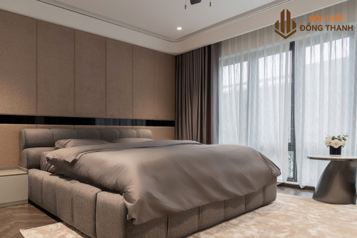 Khu vực phòng ngủ với giường bọc nệm dày