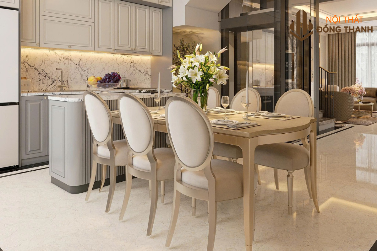 Bộ bàn ăn màu be trắng rộng rãi được đặt vị trí trung tâm
