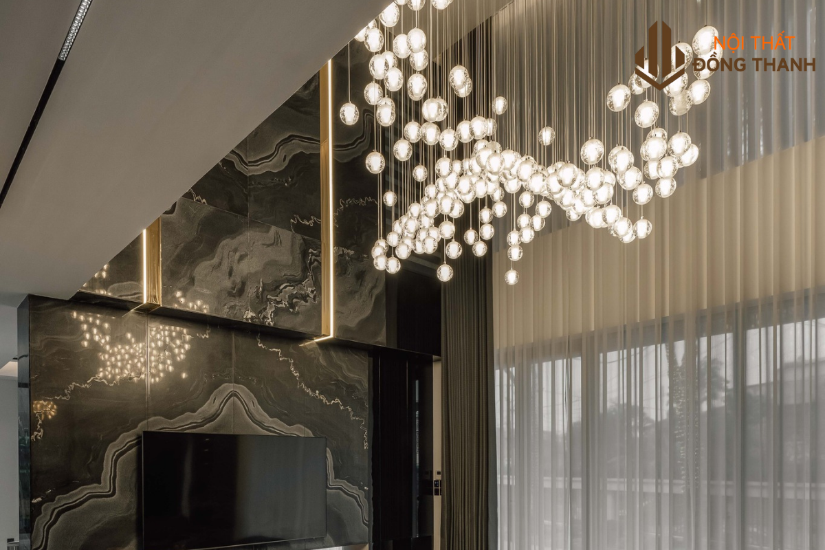 Phòng khách nổi bật với tone màu huyền bí