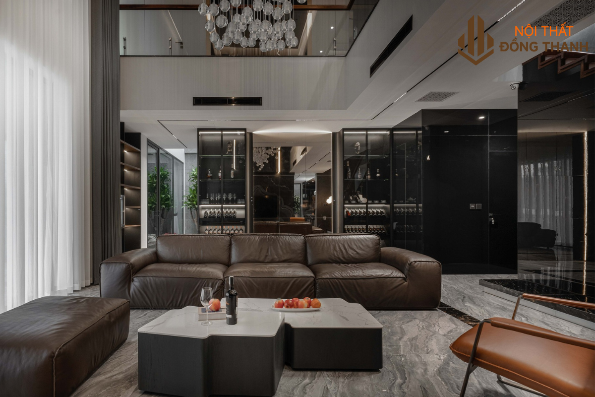 Phòng khách nổi bật với tone màu huyền bí