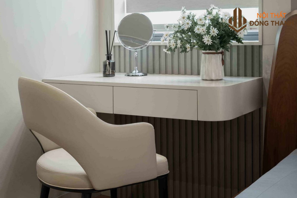 Bàn trang điểm nhỏ gọn với gam màu trắng sữa