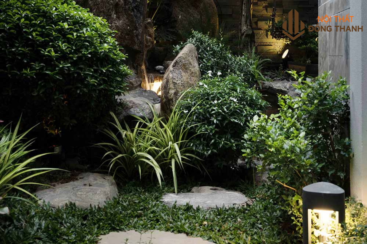 Sân vườn và tiểu cảnh tạo nên không gian xanh cho villa
