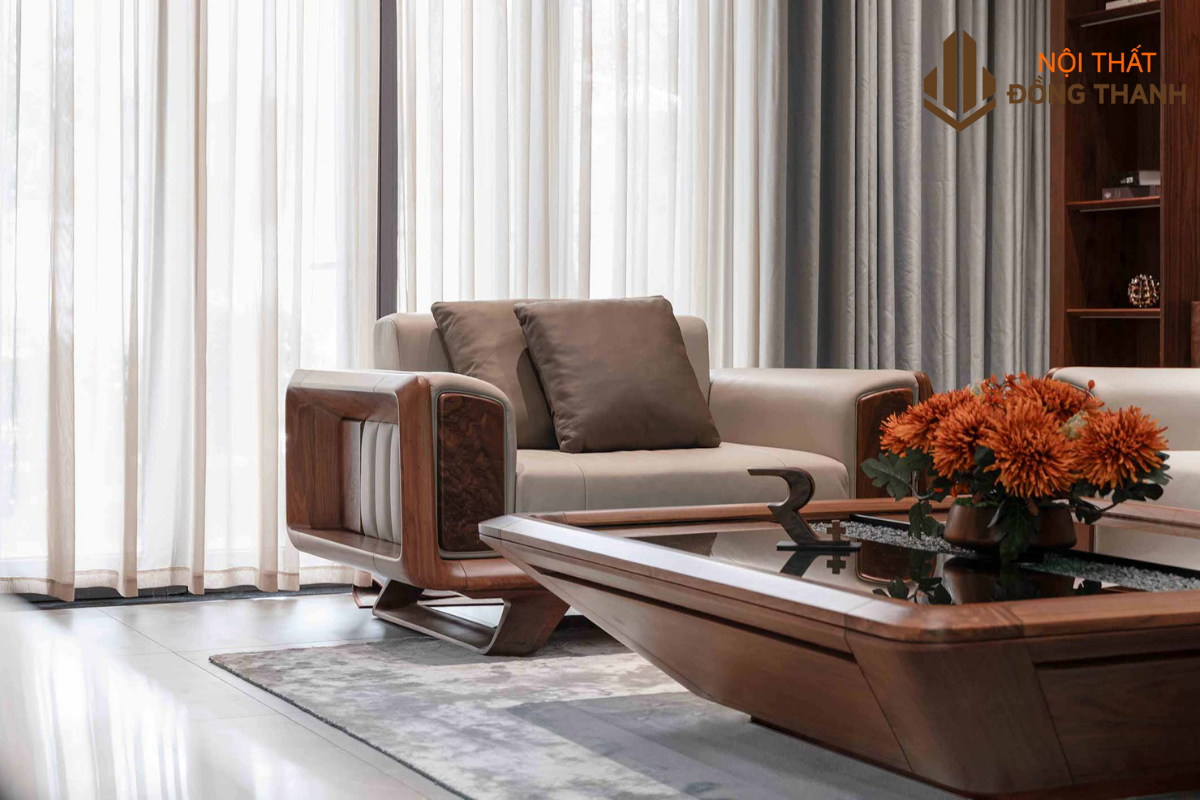 Bàn ghế cao cấp được sắp đặt hợp lý, cân đối về bố cục